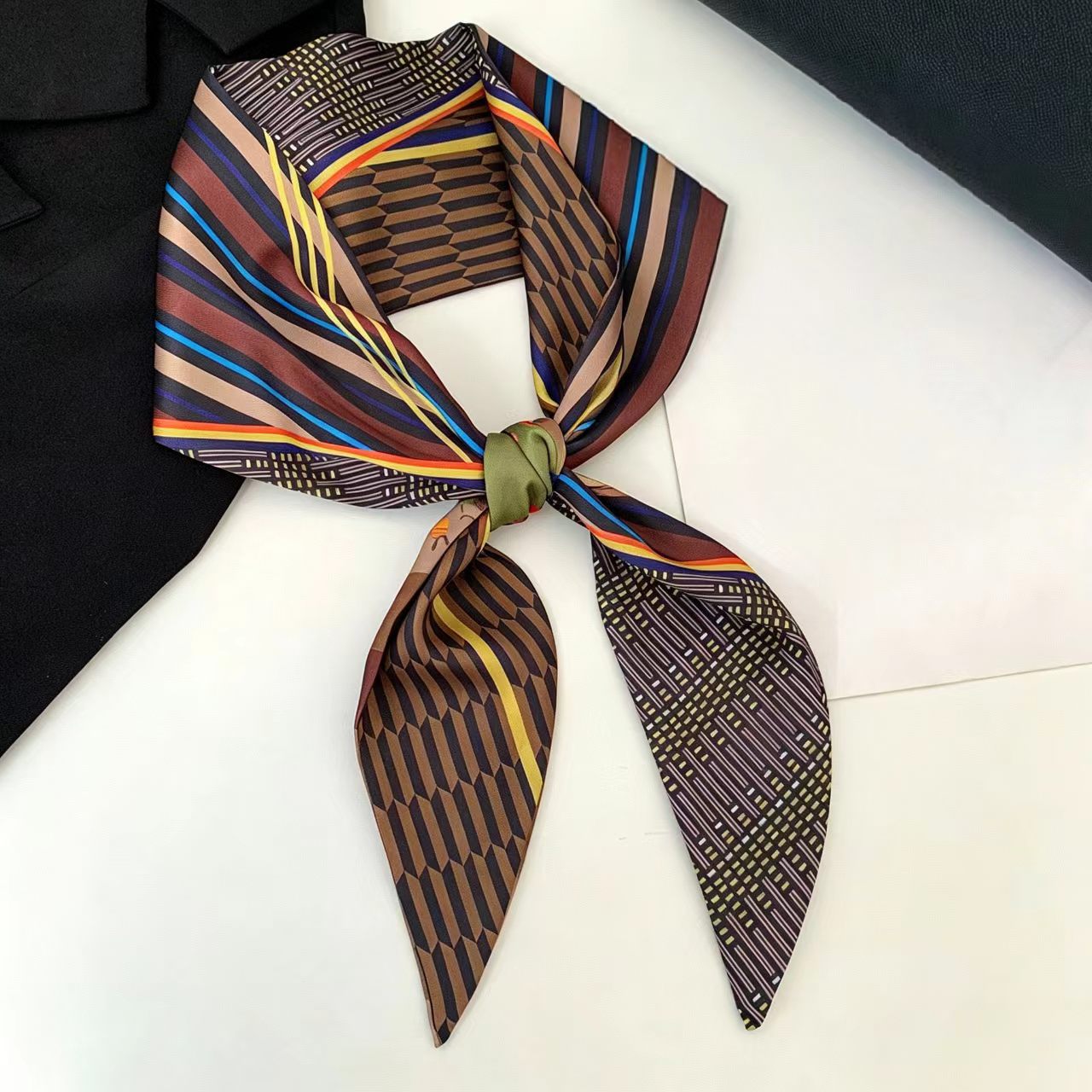 Ascot Neck Scarf - Foulard di lusso in seta satinata